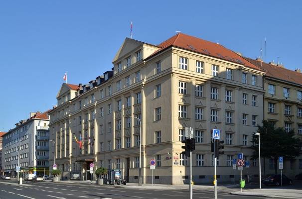 Чехия вышлет российского дипломата из-за скандала с арендой квартир