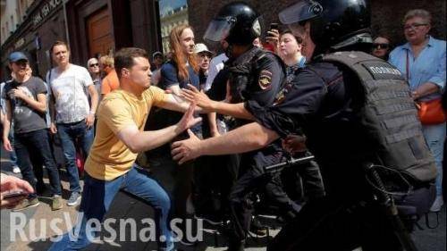 «К волонтёрам относились как к рабам»: помощник Навального о том, что происходит на мити