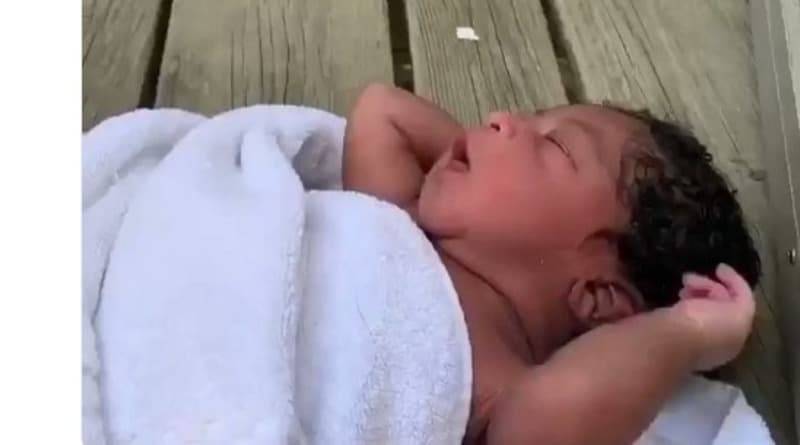 Мать оставила новорожденного ребенка на 35-градусной жаре на крыльце чужого дома