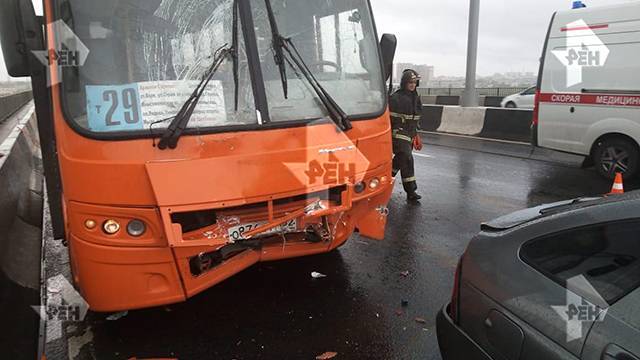 Пять человек пострадали в ДТП с автобусом в Нижнем Новгороде. РЕН ТВ