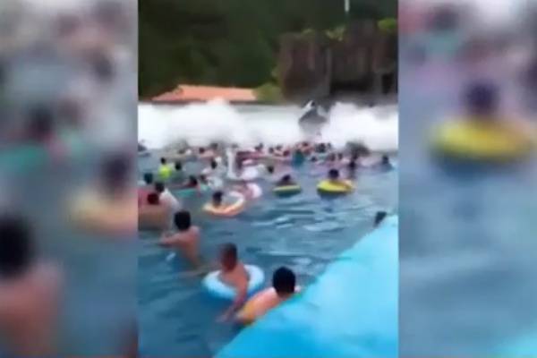 Более 40 человек пострадали в китайском аквапарке из-за искусственного цунами