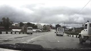 В Костроме автобус с пассажирами едва не рухнул в реку — видео.