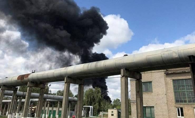 Крупный пожар на нефтебазе в Бресте: загорелся топливозаправщик — фото, видео