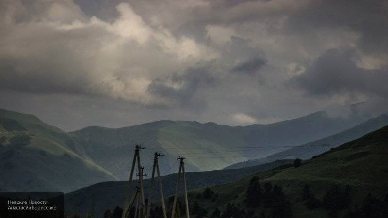 Спасатели МЧС спустили группу альпинистов с горы в Северной Осетии
