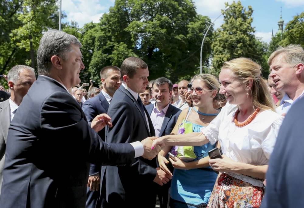 "Конфетный Майдан петуха с отрубленной головой": Романенко разнес жалкие потуги Порошенко