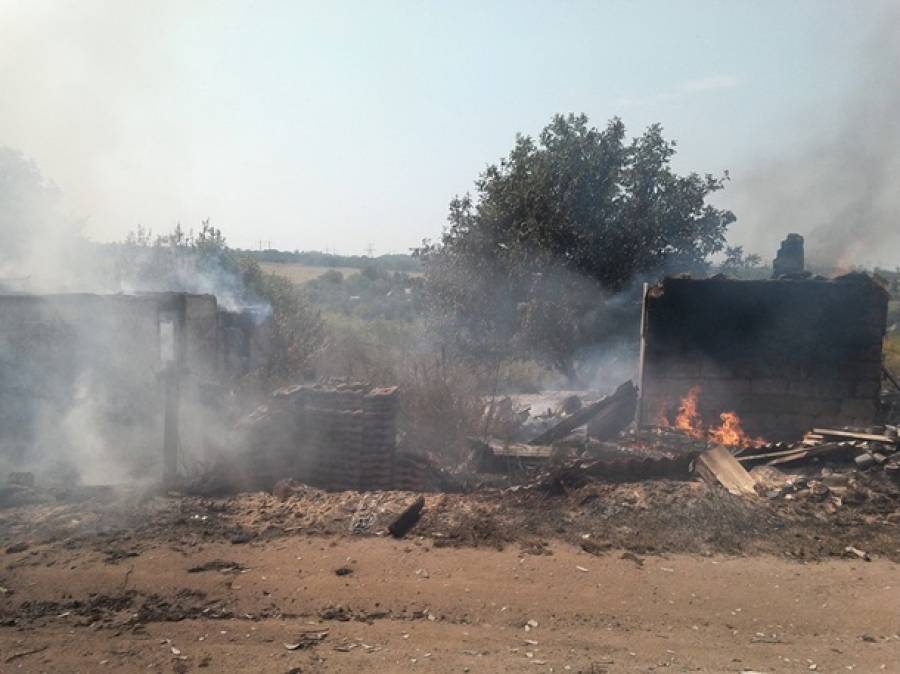 Поселок под Горловкой с самого утра под огнем ВСУ: в результате прямого попадания горит дом