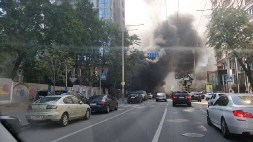 В Киеве едва не выгорела элитная новостройка: пожарным не дали подъехать к зданию