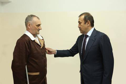 Масимов наградил командира, спасшего жизнь призывнику в Алматы