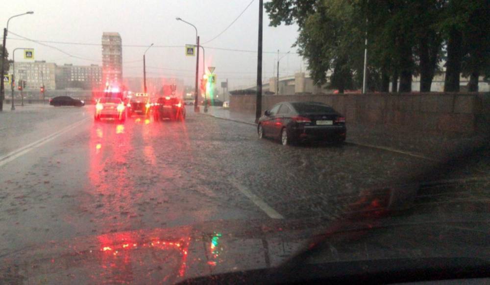 Ливень затопил дороги под Володарским мостом в Петербурге