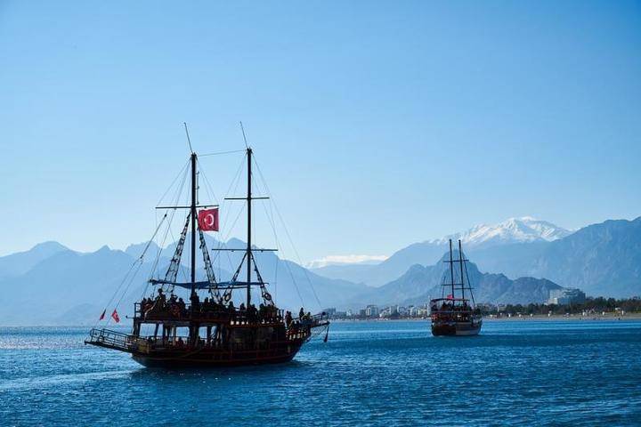 Мэр турецкой Антальи предложил ввести туристический налог