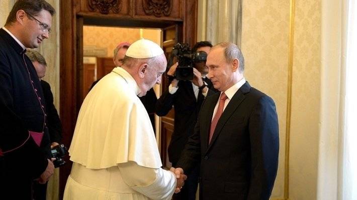 Ушаков заявил, что приглашение папы Римского в РФ нужно обсуждать с РПЦ