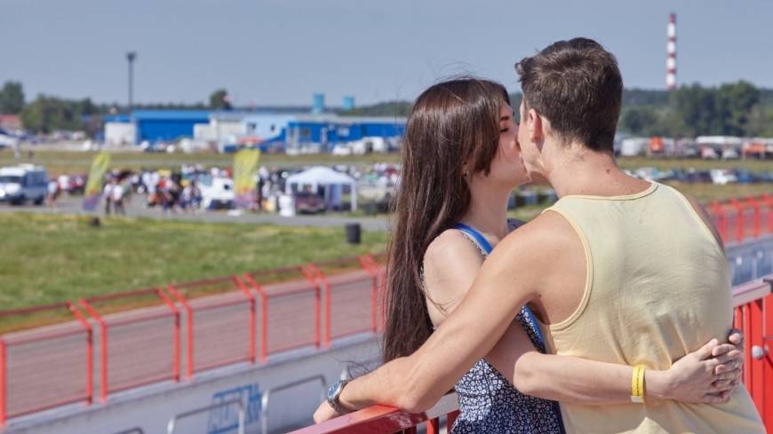 ВЦИОМ: Более половины россиян любят целоваться