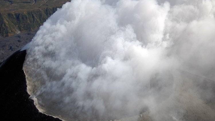 Турист погиб при извержении вулкана рядом на итальянском Стромболи