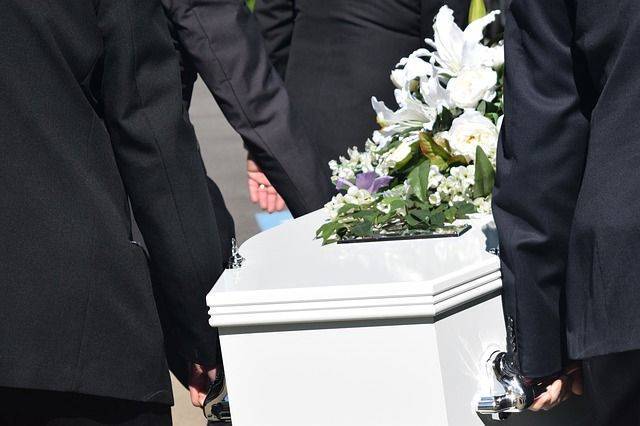 Самозанятым разрешат организовывать похороны с помощью онлайн-касс
