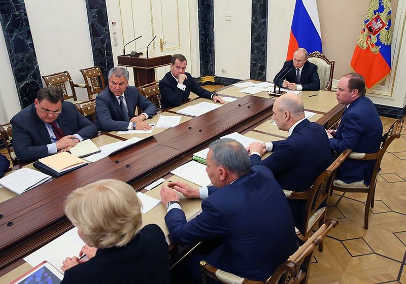 Путин обсудил с правительством поручения по итогам "Прямой линии"