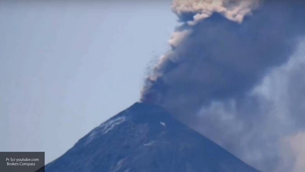 Проснувшийся вулкан напугал туристов на одном из итальянских островов