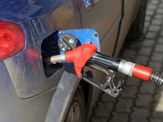 Медведев пригрозил «заигравшимся» с ценами на бензин нефтяникам