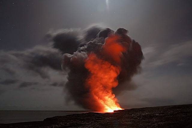 Извержение вулкана вызвало панику у туристов