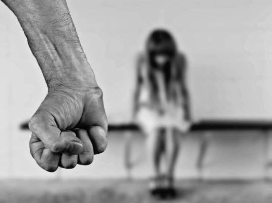 Мать и отец в Ленобласти изнасиловали свою дочь