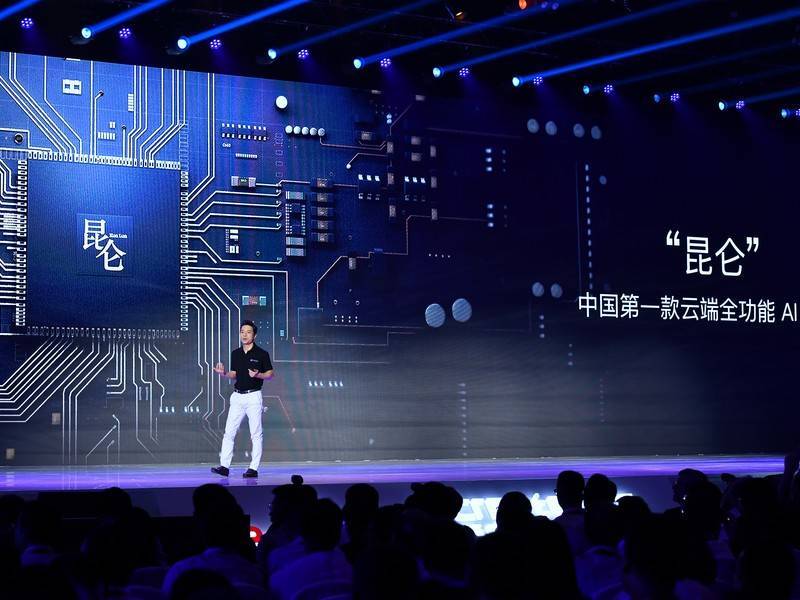Основателя компании Baidu облили водой на презентации в Пекине