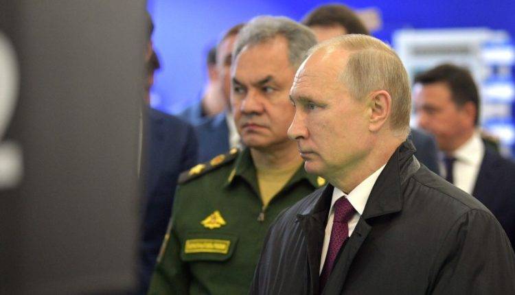 Путин поручил Шойгу оказать помощь семьям погибших подводников