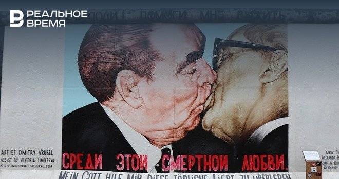 Опрос: поцелуи между женщинами одобряют 60% россиян, между мужчинами — 11%