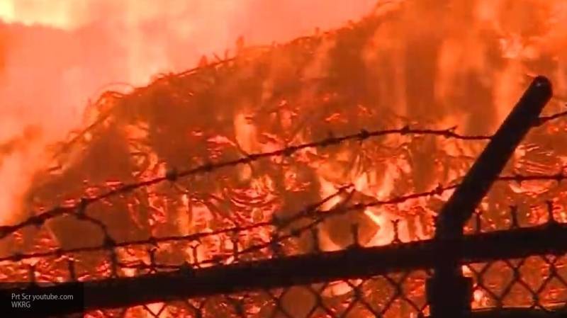 Пожар вспыхнул на огромном складе в Краснодаре