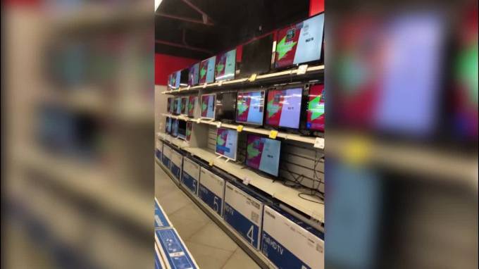 Видео: в Петербурге в магазине бытовой техники телевизоры залило дождем
