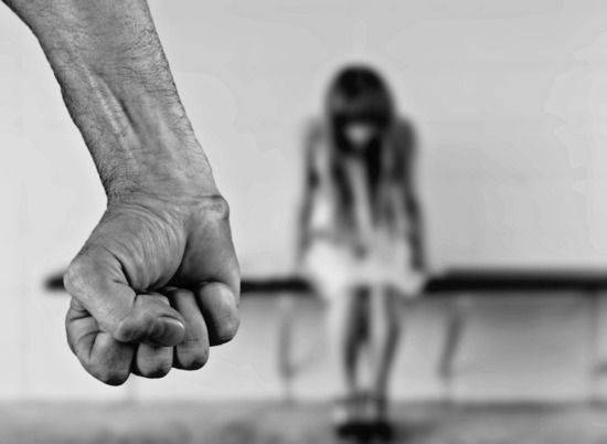 В Ленобласти мать и отце задержаны по подозрению в изнасиловании 16-летней дочери