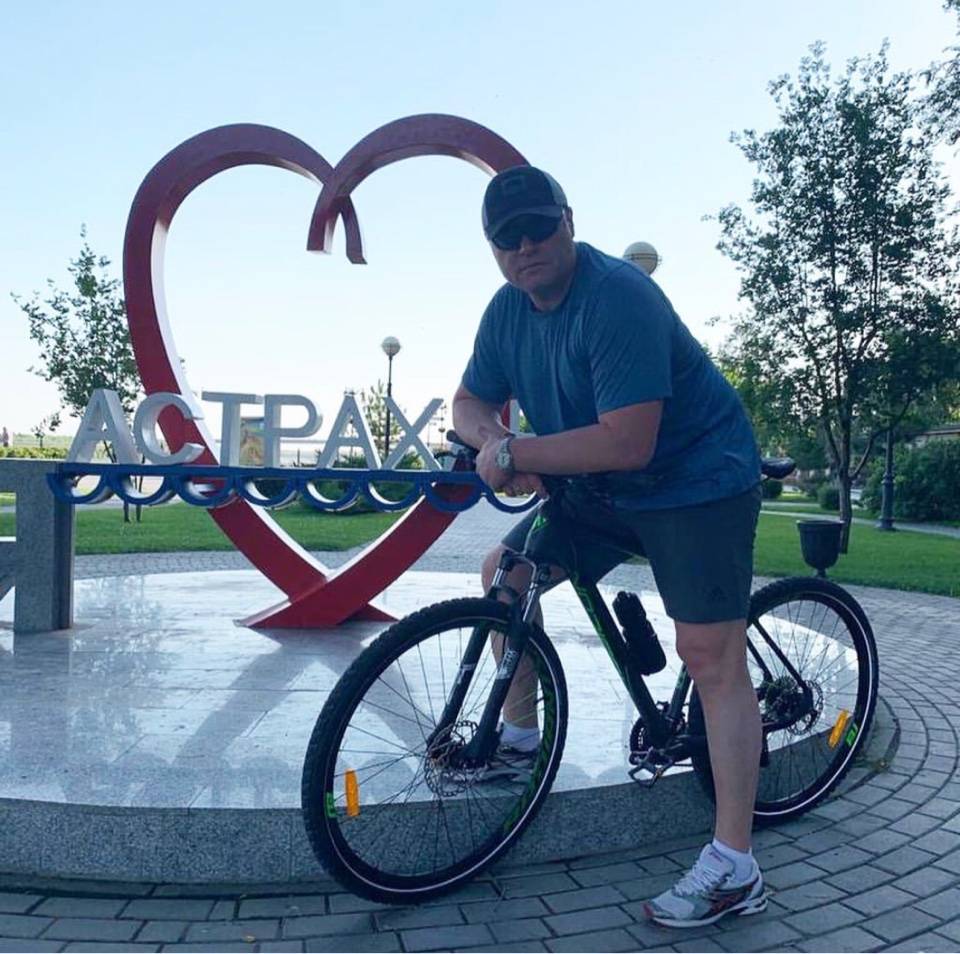 Астраханский губернатор катается по городу на велосипеде