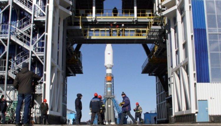 Три дня до старта: на космодроме Восточный установили ракету «Союз»