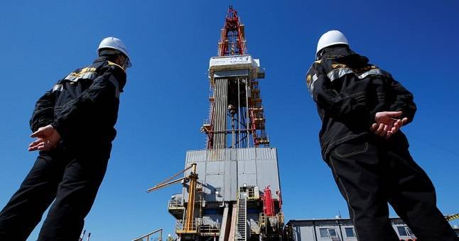 «Игра на понижение». Выгодно ли России сокращение добычи нефти ОПЕК?