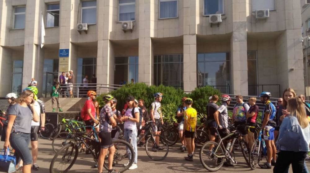 В Киеве проходит акция в поддержку чемпионки, которую унизил президент Федерации велоспорта