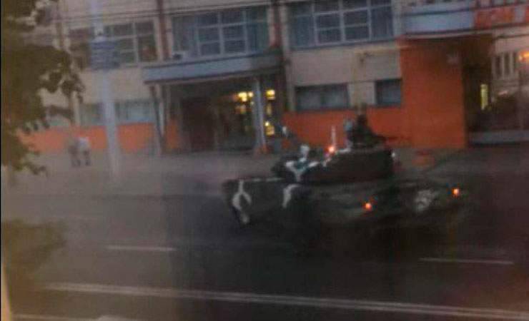 Видеофакт. В Минске после парада танк едва не влетел в пешеходов на тротуаре