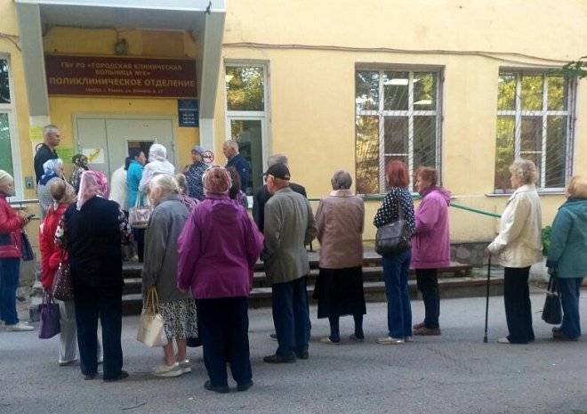 Соцсети: пенсионеры часами стоят за талоном у поликлиники №4