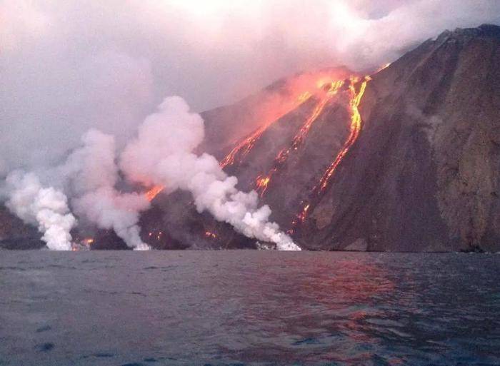 Из-за извержения вулкана возле Сицилии объявили эвакуацию