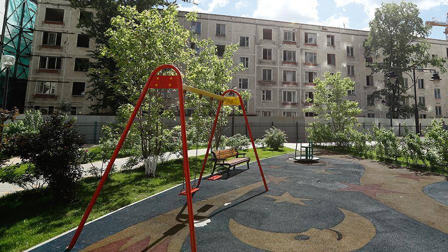 В Москве упавшее на детскую площадку дерево убило ребенка