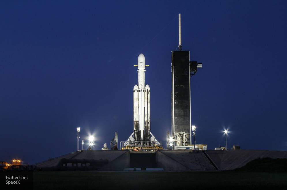 SpaceX показала на видео спуск центрального блока Falcon Heavy на Землю