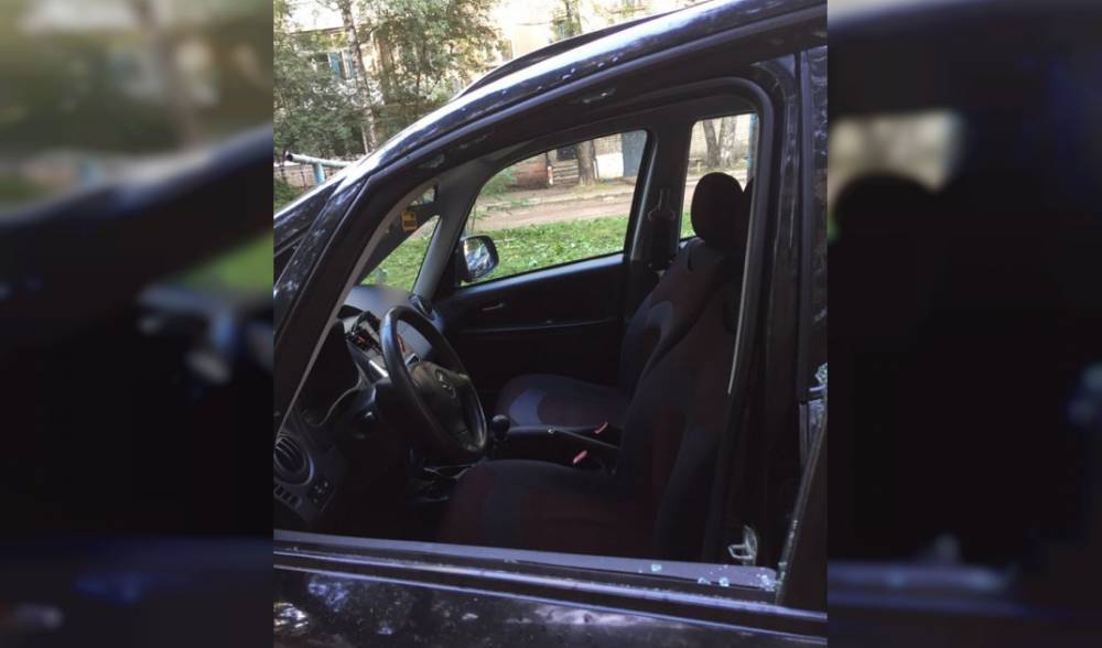 В Сафонове вандалы разбивают стёкла в припаркованных машинах