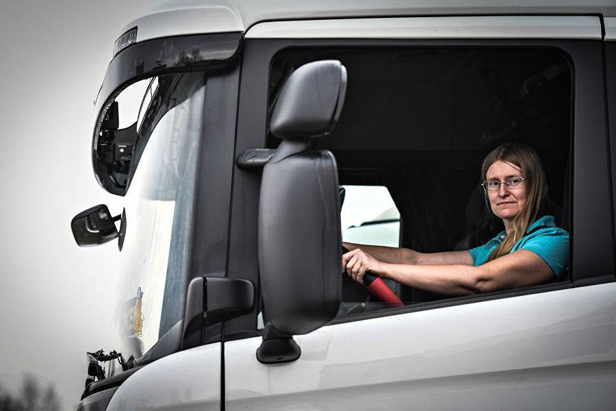 Минтруд официально разрешит женщинам работать дальнобойщиками и автослесарями