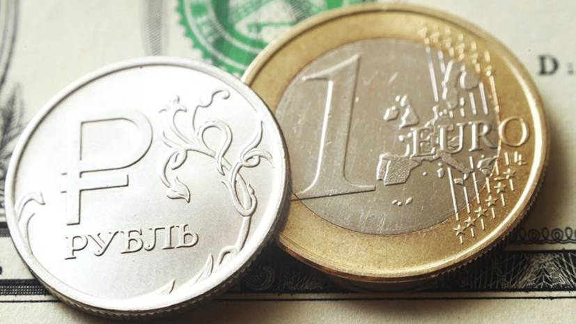 Рубль растёт к доллару — РТ на русском