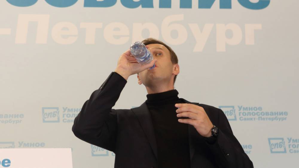 Тысячи долларов идут из зарубежных фондов. Журналист поймал Навального на сокрытии доходов