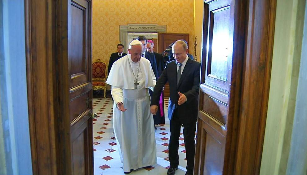 Папа Римский уступил дорогу Путину (видео)