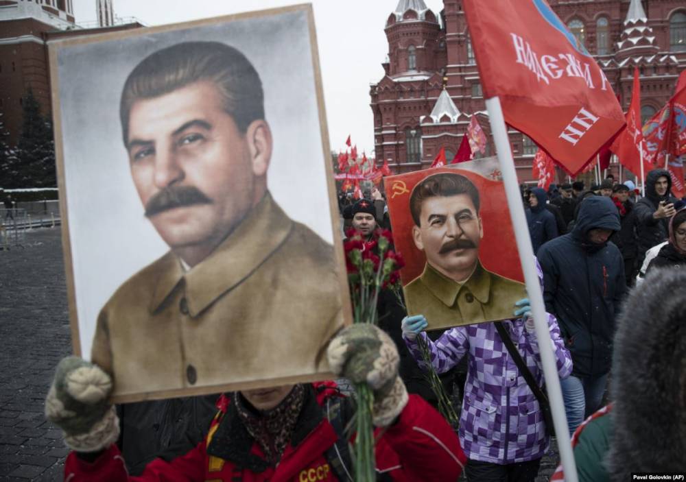КС рассмотрит жалобу на закон о реабилитации жертв сталинизма