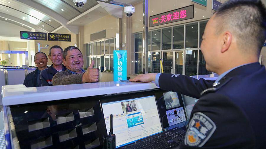 Китайских пограничников уличили в установке шпионского ПО на смартфоны туристов
