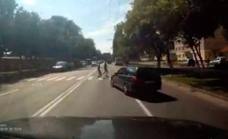 Видеофакт: на Барыкина трое детей чуть не угодили под колеса легковушки