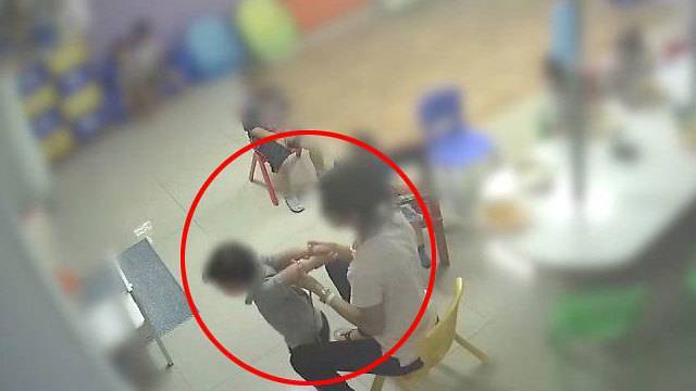 Шокирующее видео: воспитательница пытает детей со связанными руками