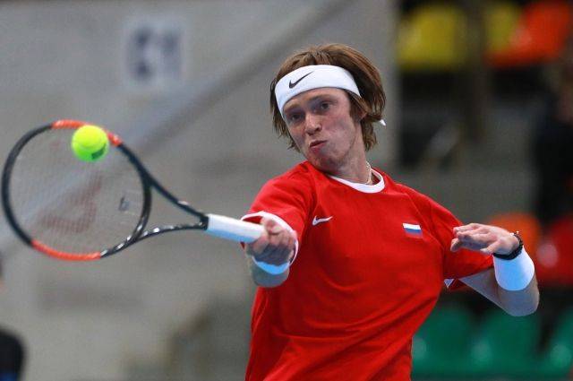 Российский теннисист Рублев потерпел разгромное поражение на Уимблдоне