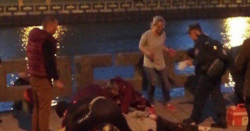 Лайф публикует видео, как опоздавший пассажир избил сотрудника "Победы".