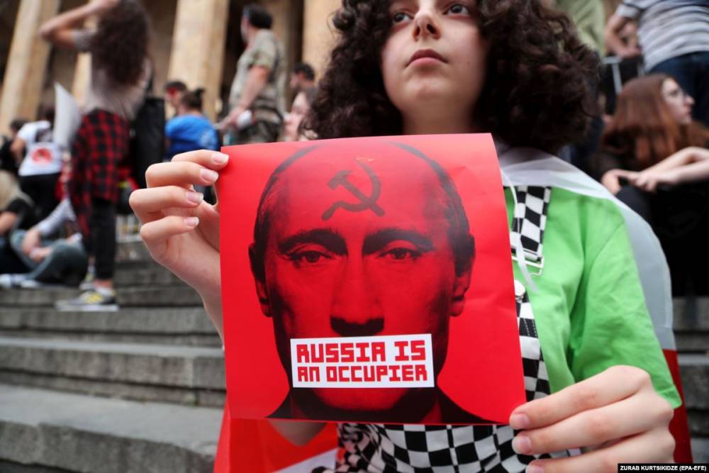 Игроков московской "Славы" отчислили за поддержку протестующих в Тбилиси